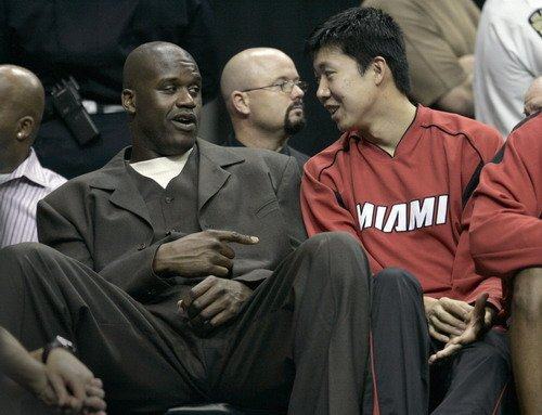 胖东来卖乔丹亲签球衣，售价13.8万元，工作人员回应：保真！定价受收购价影响，存在差异（胖东来出售乔丹亲签球衣13.8万，工作人员称保真，价格受收购价影响有差异）