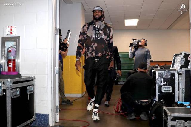 弗里克：当拉菲尼亚开始逼抢时，所有人都会跟着做好准备（弗里克：拉菲尼亚一发动逼抢，全队立刻进入备战状态）