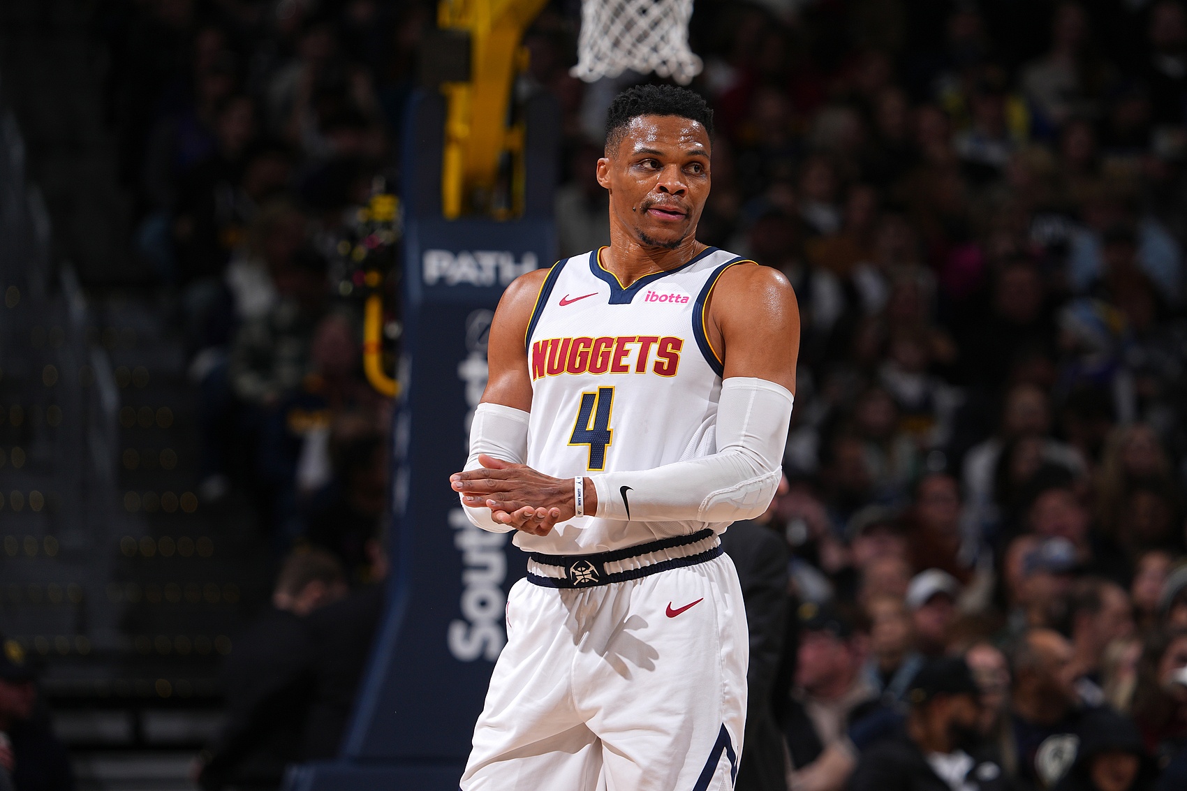 海港收官战闷平！媒体人热议：悲壮且幸运，没陈威早完蛋了（海港收官战闷平，媒体热议：悲情又走运，若无陈威恐已不保）