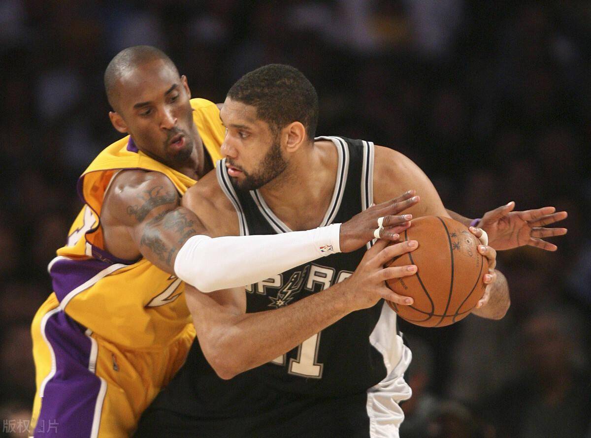 急中生智！莫布里篮下遭包夹妙传汤姆林跟进暴扣（机智破包夹！莫布里巧分助汤姆林跟进重扣）