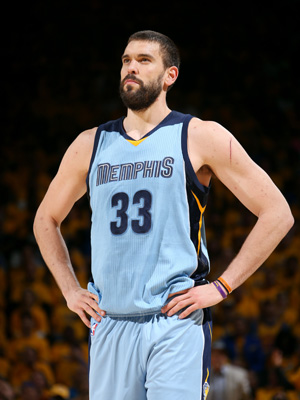 节目效果炸裂！会送斯潘塞啥圣诞礼物？库明加：更多上场时间（综艺效果拉满！圣诞给斯潘塞送啥？库明加：只想要更多上场时间）