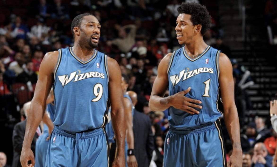 🦅官方：水晶宫将身穿我们的2025／26赛季红蓝配色主场球衣（🦅官宣：水晶宫将身披我们2025／26赛季红蓝主场战袍）