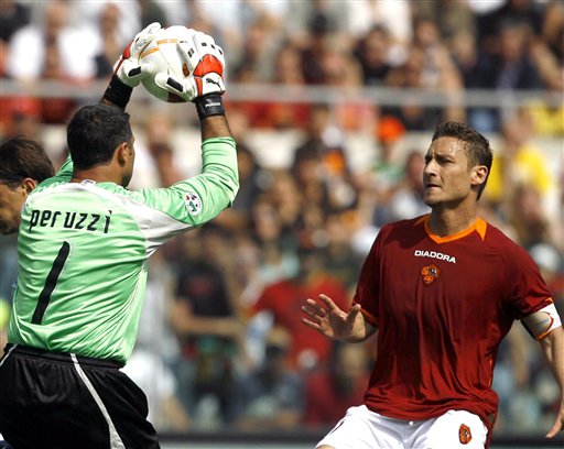 热议国足选帅：本土教练是陪标的；选土帅洋帅都是领导一句话（国足选帅引发热议：本土教练被指成陪跑，土帅洋帅归根还是领导说了算）