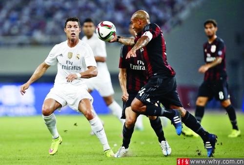 梅西捧起美职联冠军奖杯时，站在一旁的穆勒露出了最真挚的笑容（梅西登顶美职联捧杯时，穆勒在一侧绽放出最真挚的笑意）