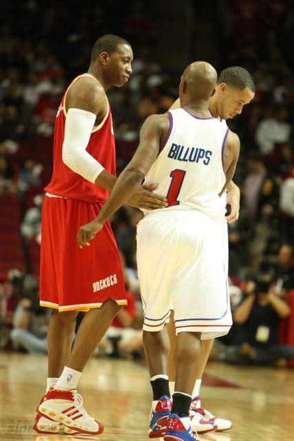 氛围轻松，维尼修斯在训练中穿裆主帅阿隆索（轻松一刻：维尼修斯训练场穿裆主帅阿隆索）